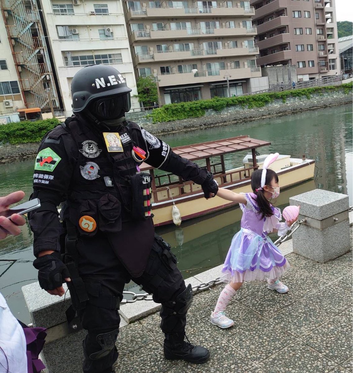 botti0712's tweet photo. 幼女に引っ張られているのか
幼女を連れ去ろうとしているのか
真相は闇の中である🤫

#マチアソビ
#自宅警備隊 https://t.co/GCFeP7wgcK