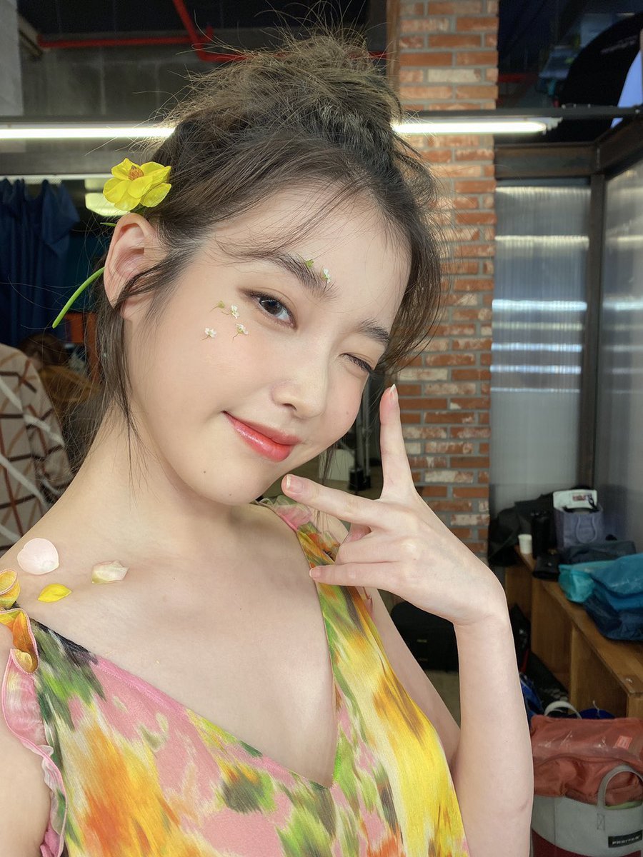 dlWldrma_iu's tweet photo. 오월에 피는 꽃은 전부
#서른살의봄_지은아_생일축하해
아이유를 위해 핀다는 게
#30SpringsWithIU
학계의 정설. https://t.co/HFRg6DH3UL