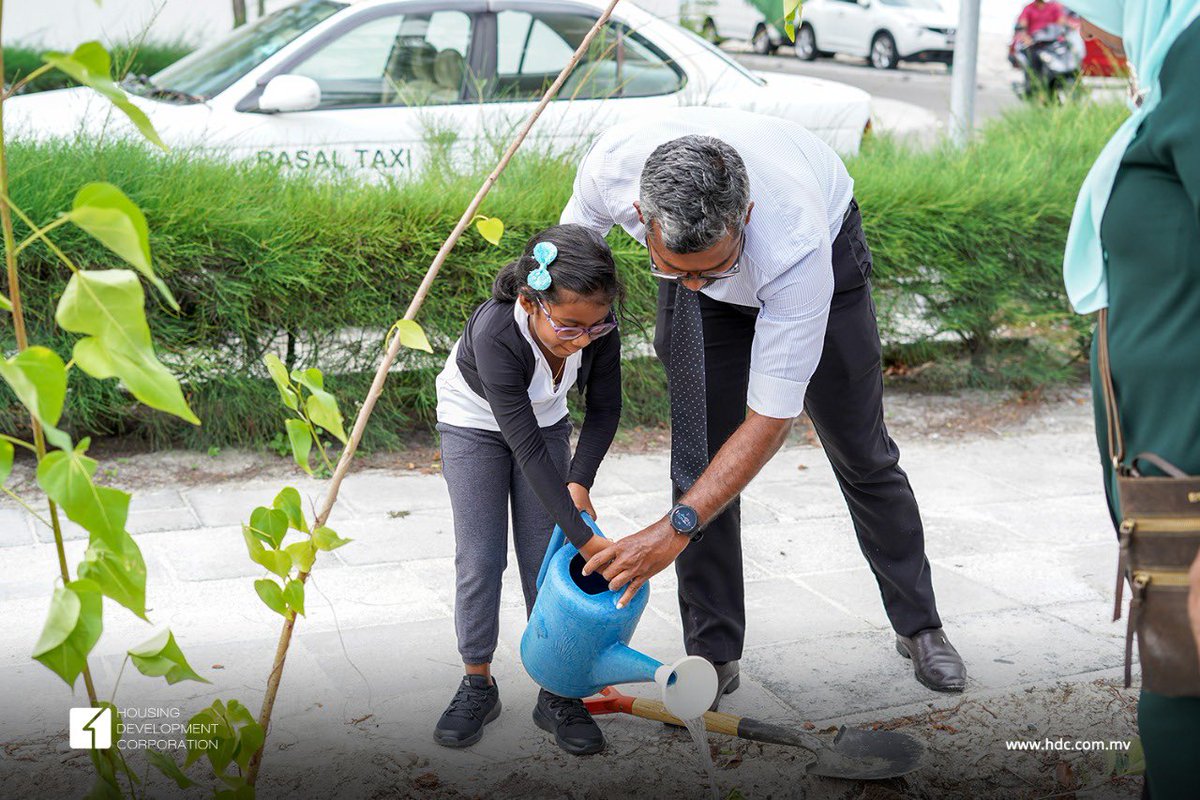 hdcmaldives's tweet photo. Little children of @kalaafaanu_mv giving their love to nature on occasion of Children’s Day 2022. This Tree planting event was officiated by our Deputy Managing Director Ahmed Athif. 

#Myhulhumale #GoGreen #HelpSaveOurPlanet #ChildrensDay2022 https://t.co/R8LCvGpJ2R