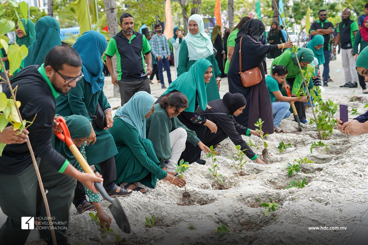 hdcmaldives's tweet photo. Little children of @kalaafaanu_mv giving their love to nature on occasion of Children’s Day 2022. This Tree planting event was officiated by our Deputy Managing Director Ahmed Athif. 

#Myhulhumale #GoGreen #HelpSaveOurPlanet #ChildrensDay2022 https://t.co/R8LCvGpJ2R