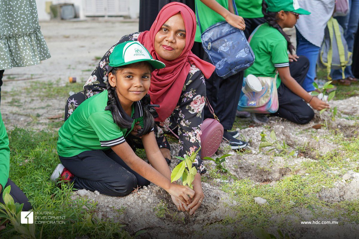 hdcmaldives's tweet photo. Little children of @kalaafaanu_mv giving their love to nature on occasion of Children’s Day 2022. This Tree planting event was officiated by our Deputy Managing Director Ahmed Athif. 

#Myhulhumale #GoGreen #HelpSaveOurPlanet #ChildrensDay2022 https://t.co/R8LCvGpJ2R