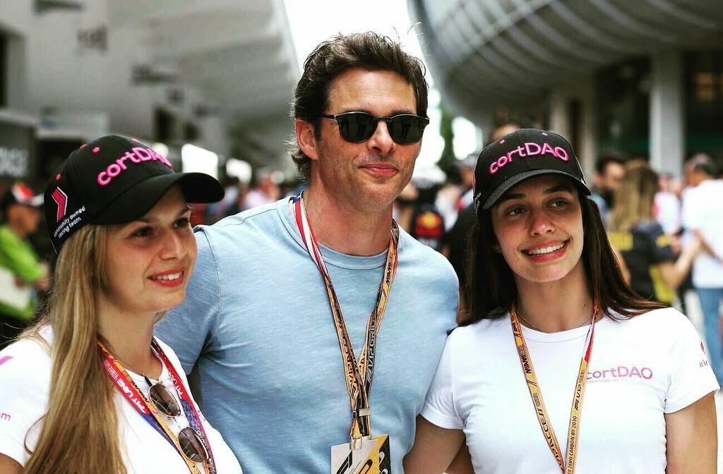 everysecondf1's tweet photo. JAMES MARSDEN WITH FABIENNE AND MARTA 😎 

📸 @philduncanphoto @everysecondf1 

#cortdao #wseries #f1 #jamesmarsden #miami #celebs #hollywood #racing #womeninmotorsport #pink #sport https://t.co/NL8n8JQqPA https://t.co/m500dMlrcV