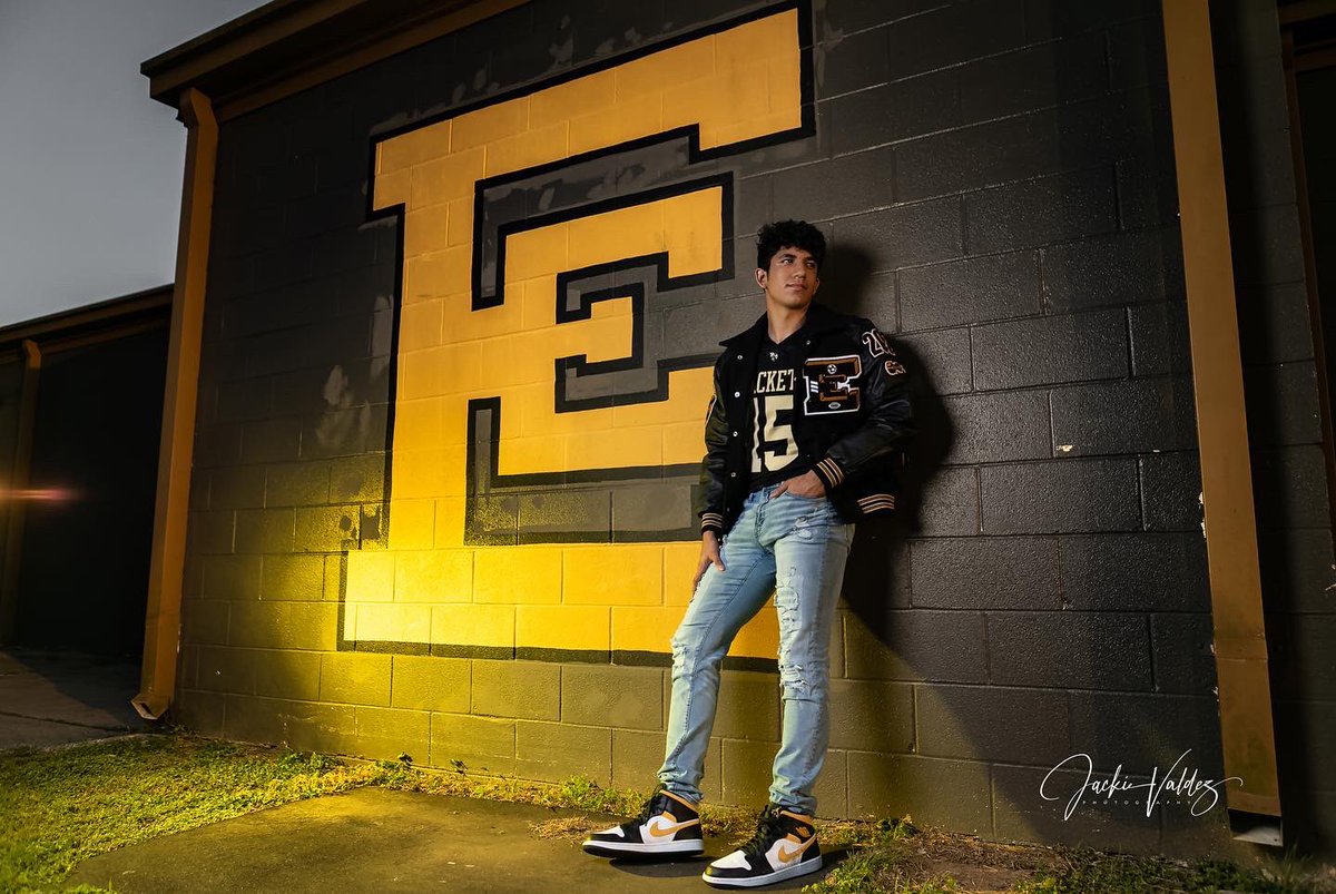 jsoto2027's tweet photo. SENIORS always bring it 📸 #photosession #Classof2022 #graduation #BlackHole 🔥🔥🔥 https://t.co/AJgFuDezCD