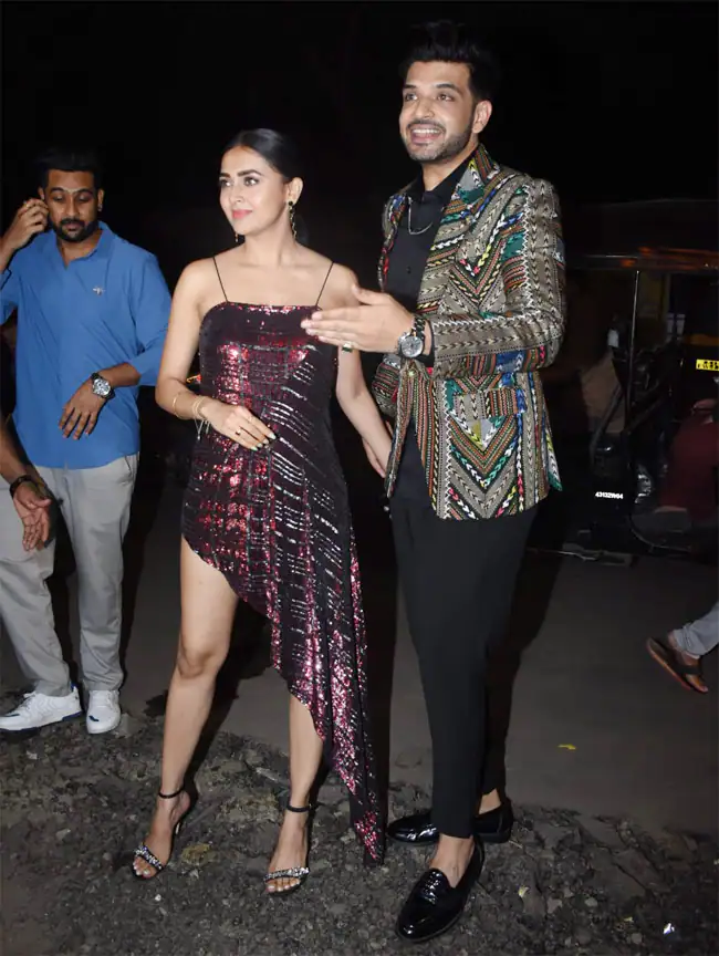 ZBharatOfficial's tweet photo. Love birds Karan Kundrra and Tejasswi Prakash were seen giving mushy poses at Zareen Khan's birthday party

#TejasswiPrakash #KaranKundrra #TejRanFam #TejaTroops 

@kkundrra @itsmetejasswi https://t.co/hZrypchrcT