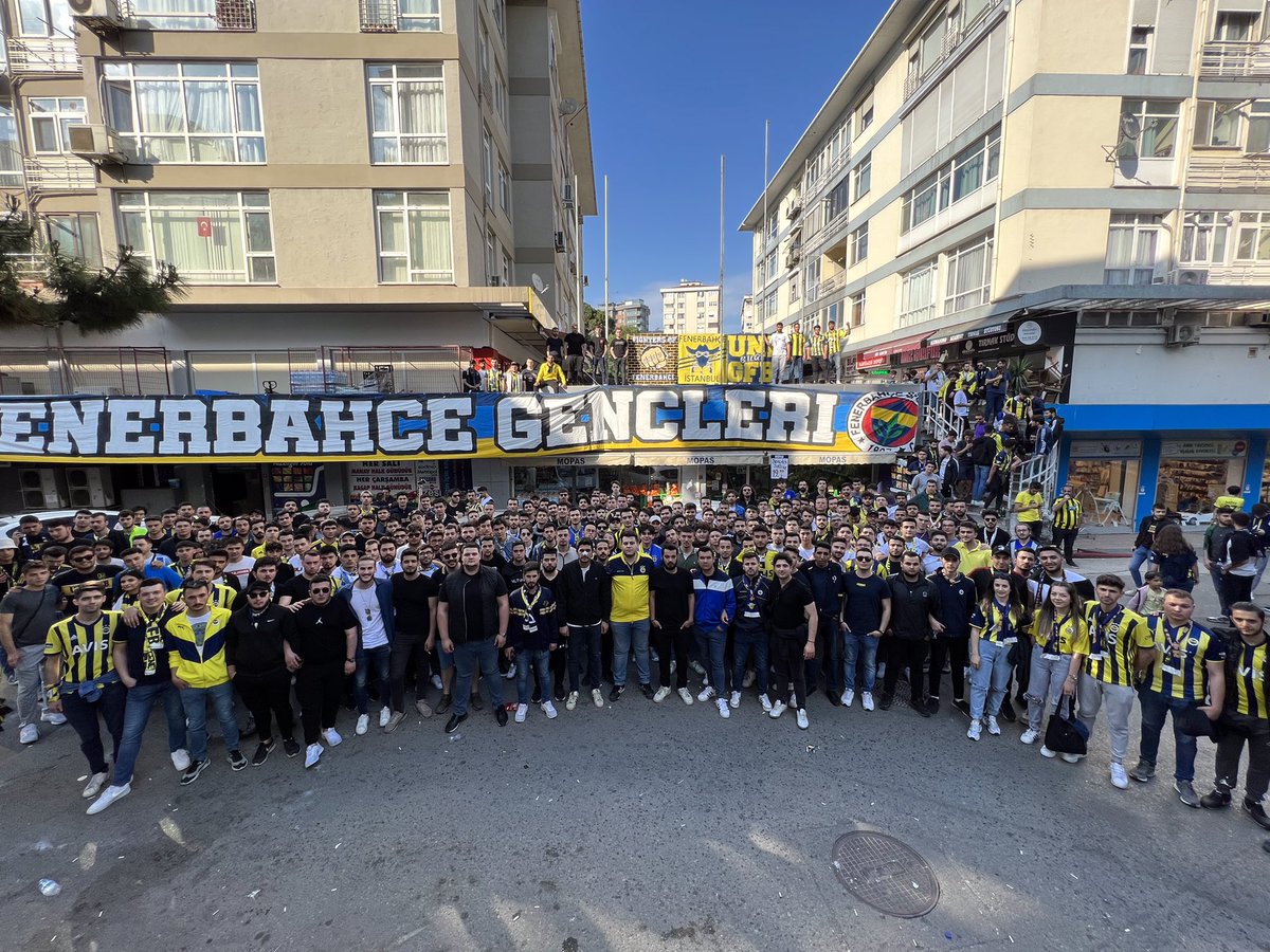 unigfborg's tweet photo. ÜNİVERSİTELİ GENÇ FENERBAHÇELİLER!

@ Sokak https://t.co/bLjoEN71tF