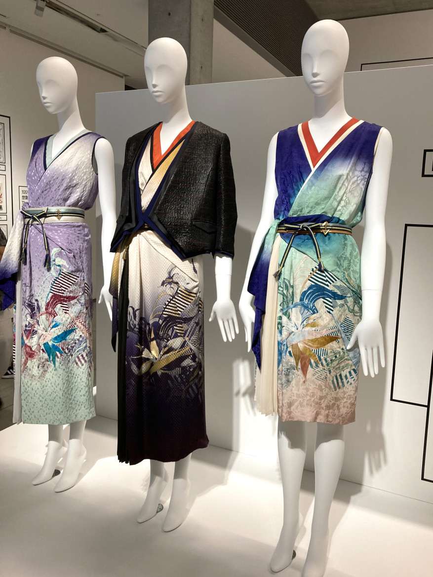 21_21 DESIGN SIGHT「2121年 Futures In-Sight」展
https://t.co/qDZcru83JQ
円盤の言葉の組み合わせで問いかけが決まり、文章や作品でクリエイターがそれぞれの視点を提示する
撮影可。各所にあるQRコードをスマホで読み取りながら回っていく展示
会期は22日まで