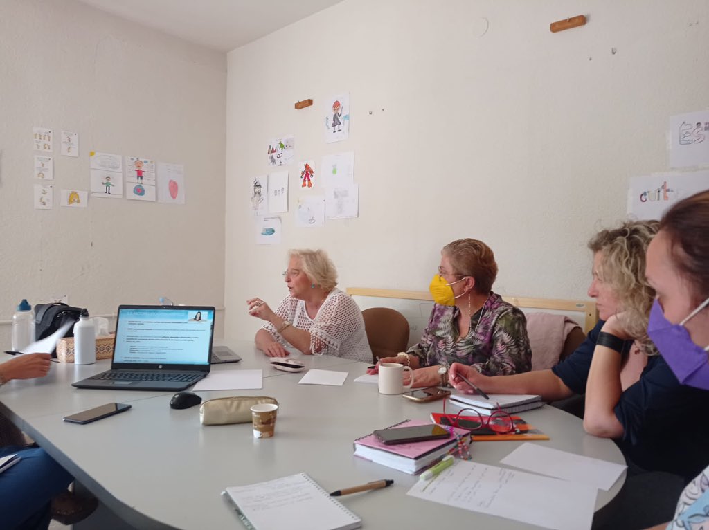 adahi_es's tweet photo. Formación continua de nuestros terapeutas!

Ayer el equipo técnico de ADAHI y su presidenta recibieron la primera parte del taller del taller (prevención del suicidio) impartido por la presidenta del Teléfono de la Esperanza la Dra. en psicología María Guerrero. https://t.co/dnVq5ei6Dz