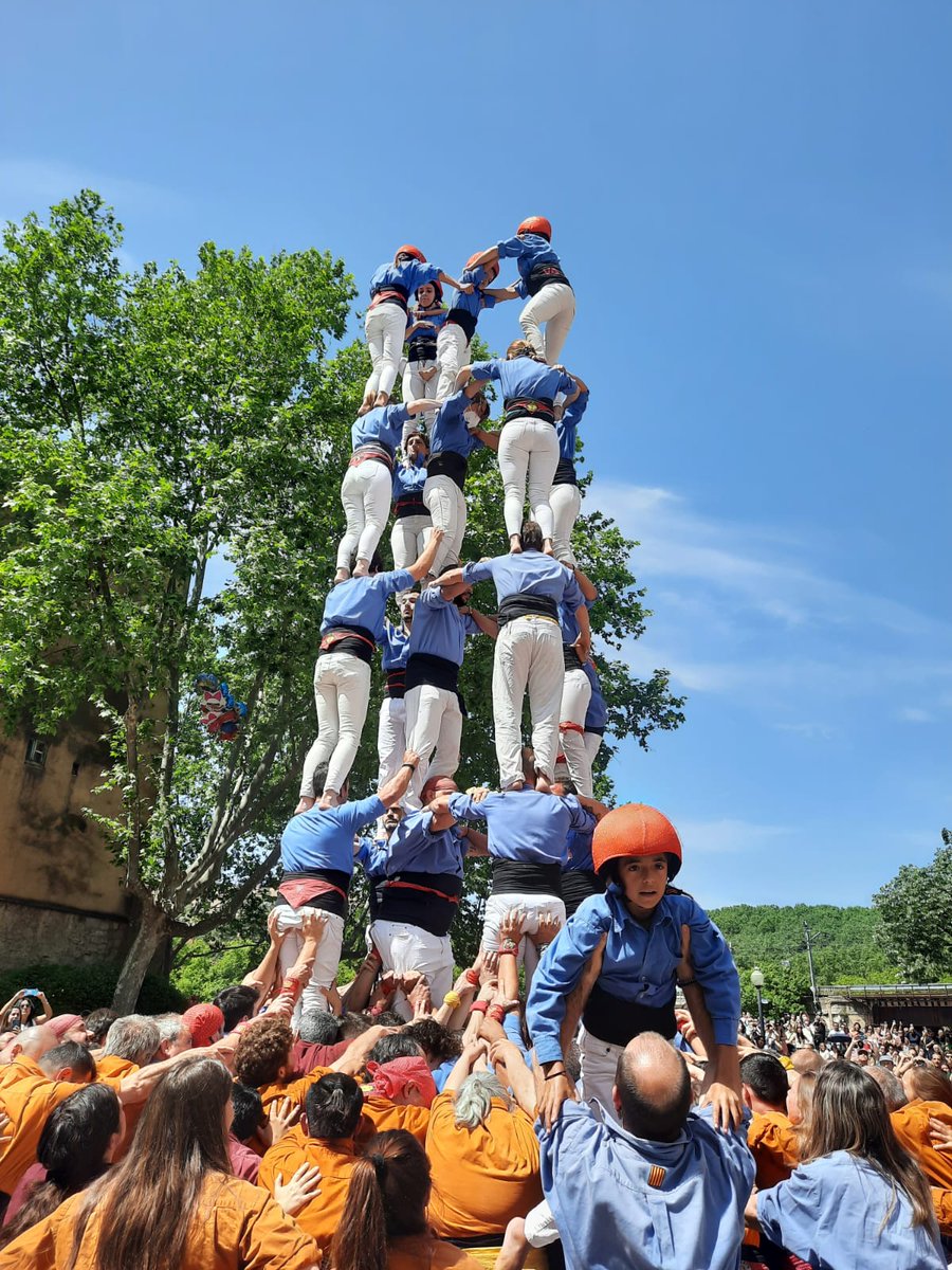 Marrecs's tweet photo. Han tornat els castells al #tempsdeflors de #Girona! Hem obert plaça amb 3 pilars de 4, un d'ells només carregat. En primera ronda hem descarregat el 5 de 7 després d'un intent desmuntat. @SagalsdOsona i @XicsGranollers descarreguen el 3 de 7. https://t.co/JvTZ31dL25