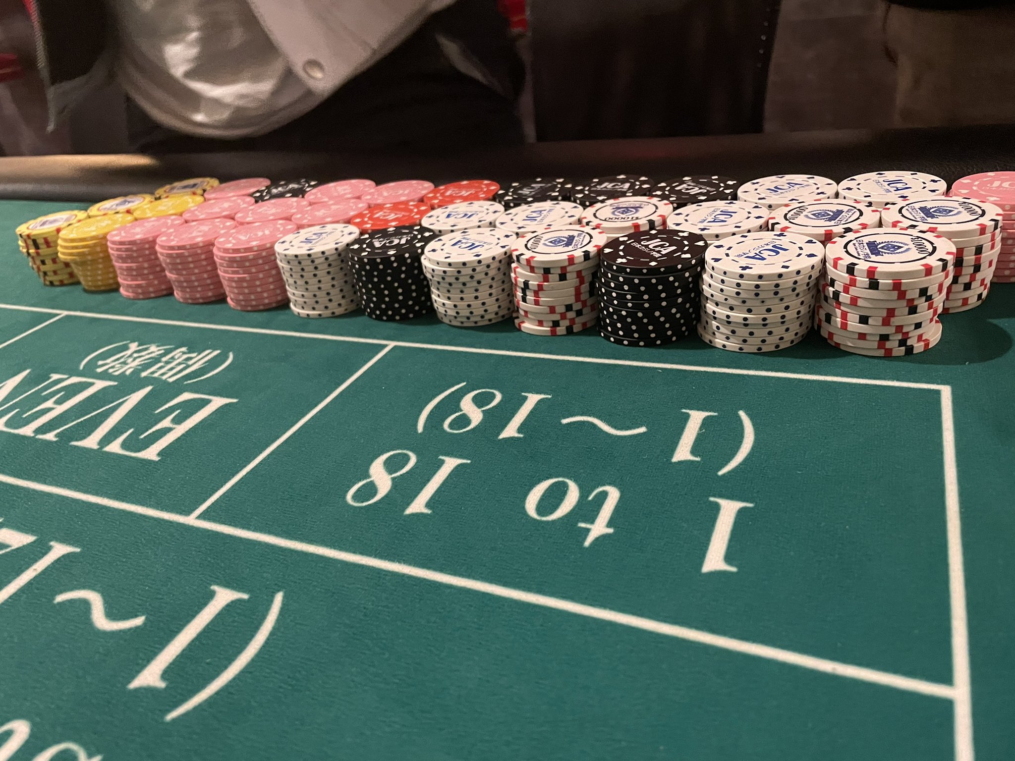 立川joker アミューズメントカジノバー 最高記録更新 リングゲームチップ カジノゲーム共通 を2万点から470万点にされたお客様が ルーレットで順調に増やしていき 最終的にここまで増やされました 画像のチップは全て1枚1万点です 今