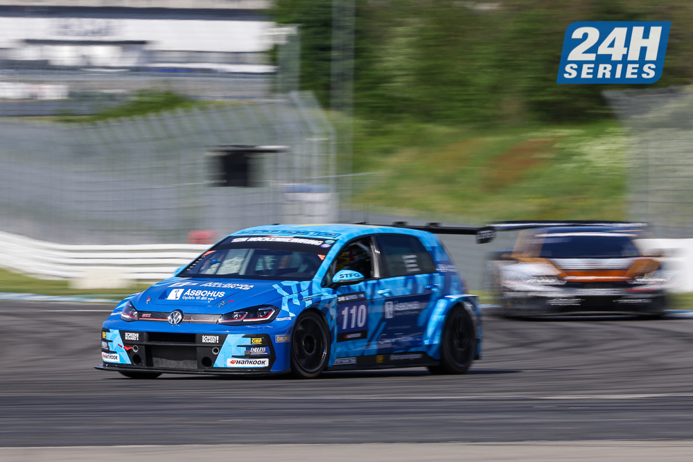 24HSERIES's tweet photo. #24HSERIES | Confirmed brake change for #LestrupRacing (110), albeit one being done in the garage, away from the heat.
The VW had a collision with the #Vortex (701) yesterday, but is still running 5th overall in TCE behind the sister Audi RS 3 (12)
#12HHOCKENHEIMRING https://t.co/LP21hqMqHZ