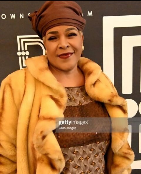 The love my late mother had for umam Deborah &amp; they also looked very much alike😓 Friday when I saw Deborah trending my heart skipped a little🤦🏾‍♀️because I only thought of this very talented Deborah of ours 🇿🇦 to hear she passed on today though 😰💔💔 

#RIPDeborahFraser