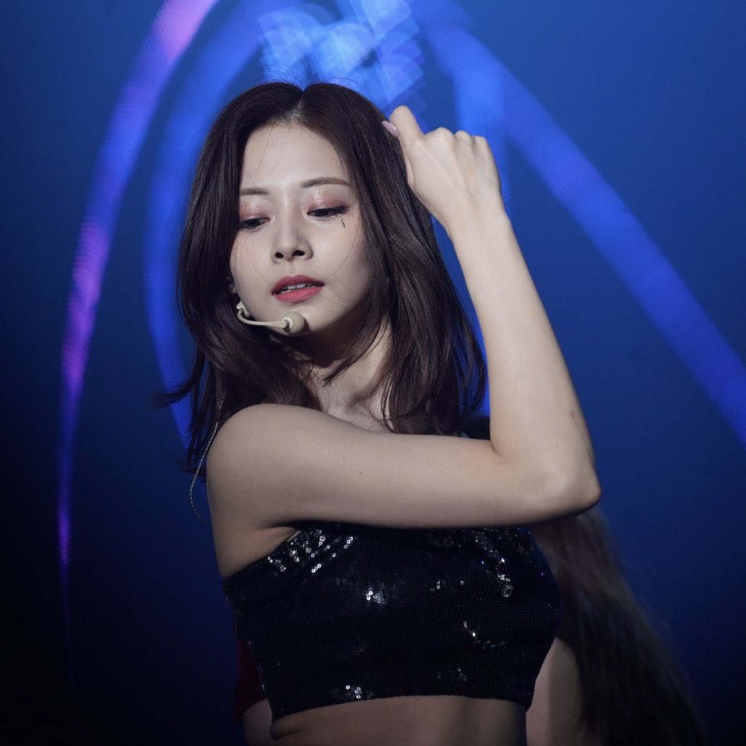 [#뽑키_STAFF]

STEP BACK, STEP BACK! Stay away from #SCARLET❤ and #YOUNGMI🌸 before they hit you with their charms. ✨