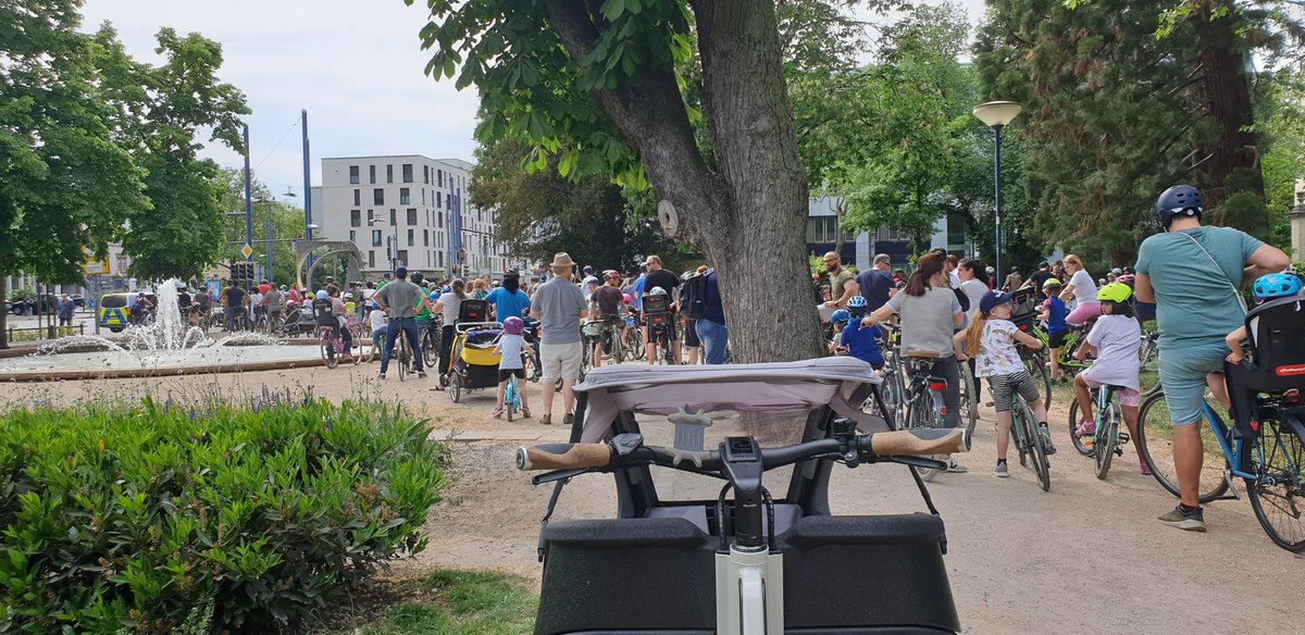 #KidicalMass in Offenbach 😎 300 Teilnehmer und 3 Hunde! Einer davon bei mir im Lastenrad 😇