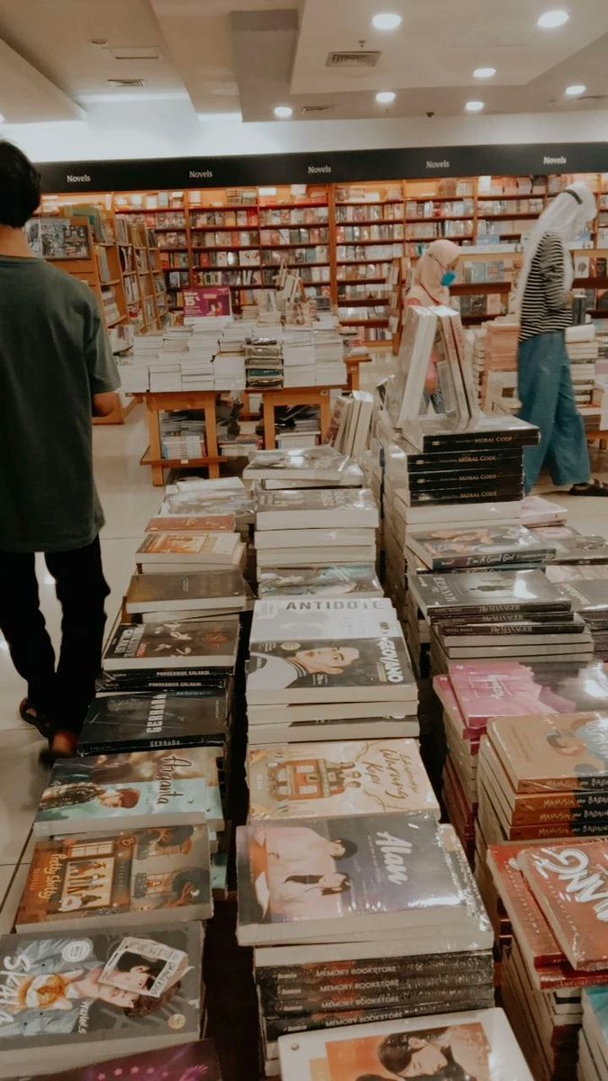 starrychel's tweet photo. pengen beli novel tapi kaga punya duit. https://t.co/mWGyo0BHZK