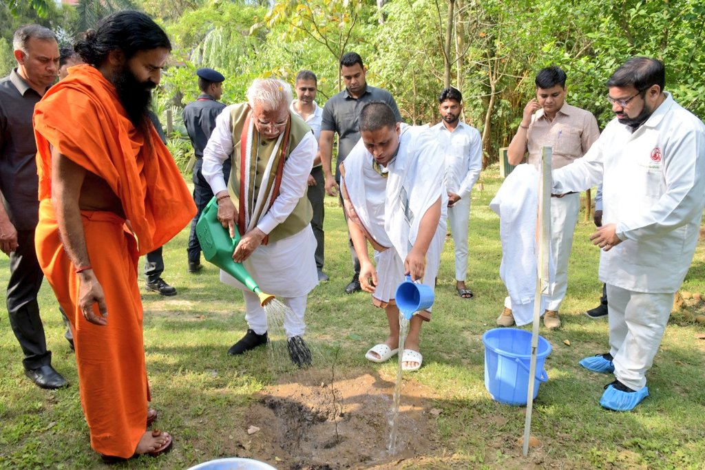 yogrishiramdev's tweet photo. आज मा. मुख्यमंत्री श्री @mlkhattar जी व भूतपूर्व मुख्यमंत्री उत्तराखंड मा.  @DrRPNishank जी ने पतंजलि योगपीठ के सेवा कार्यो का अवलोकन किया व शिक्षा,संस्कृति,संस्कार,योग,
कुदरती खेती,पतंजलि ग्लोबल गुरुकुल,पतंजलि ग्लोबल विश्वविद्यालय आदि विषयों पर चर्चा हुई। https://t.co/LuEpwSAfIh