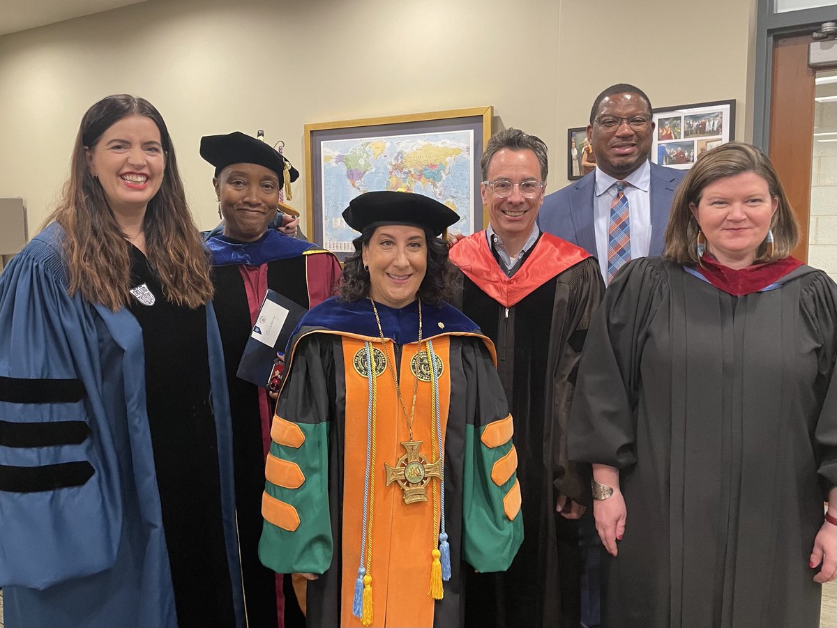 MacalesterPres's tweet photo. Another day of celebrations here at Mac! Today we will honor the Classes of 2020 and 2021, who were not able to have in-person ceremonies. We're thrilled to have them back. #Mac2020 #Mac2021 https://t.co/2yHgNkdec7