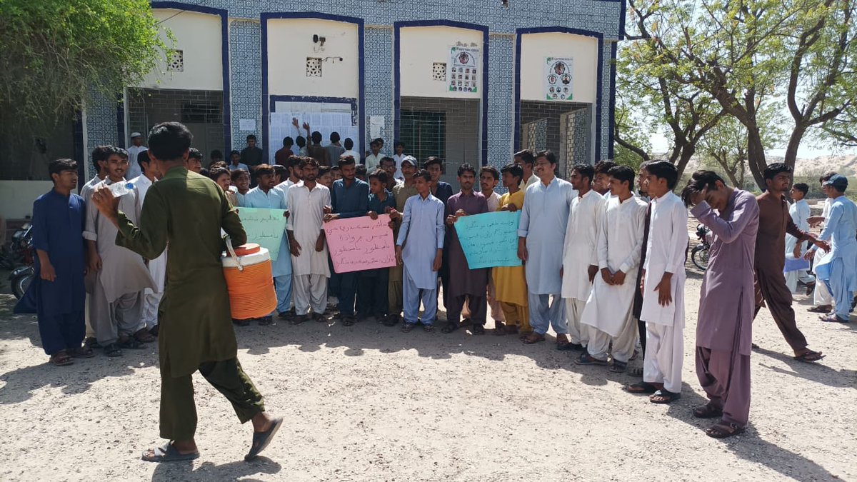 JaiKumarBhagat's tweet photo. These are the boys from Mithi Tharparkar, protesting against skyrocketing of intermediate board fees. Dasrat Meghwar along with other student demanded justice for poor people of Tharparkar where student can't even afford residence.
#SayNoToFees https://t.co/471x49wkPZ