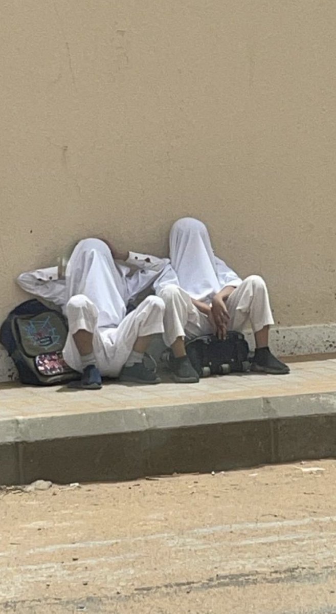 #جدة_الأن 

اللي أقترح نظام الفصول الثلاثة لم يفكر أبدًا في أننا بلد صحرواي، الصيف فيه لهب وسموم ودرجات الحرارة تناهز الخمسين .. 
ولم يراعي طلاب صغار لا تكاد أوزانهم تصل 17 كجم ..