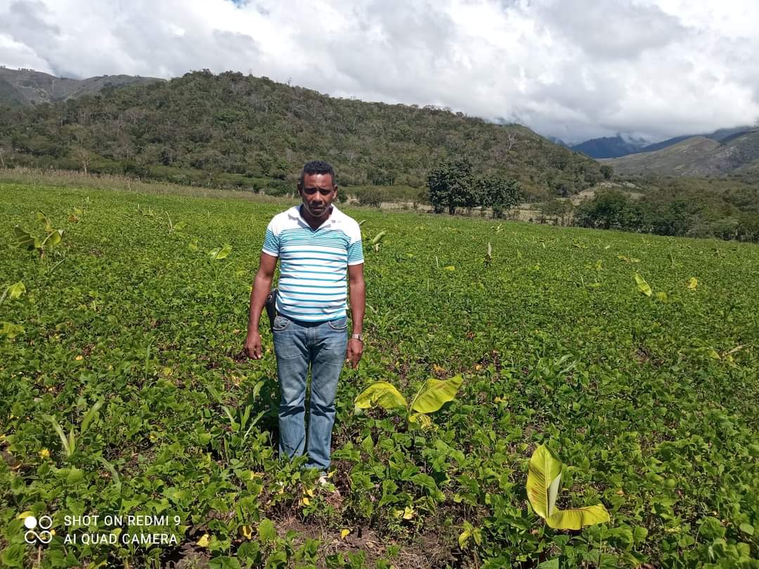 Con esfuerzo cada día damos lo mejor de nosotros para garantizar alimentos en cada hogar dominicano, por eso hoy me felicito al junto de mis amigos que como Yo son agricultores, orgulloso mi primer oficio
