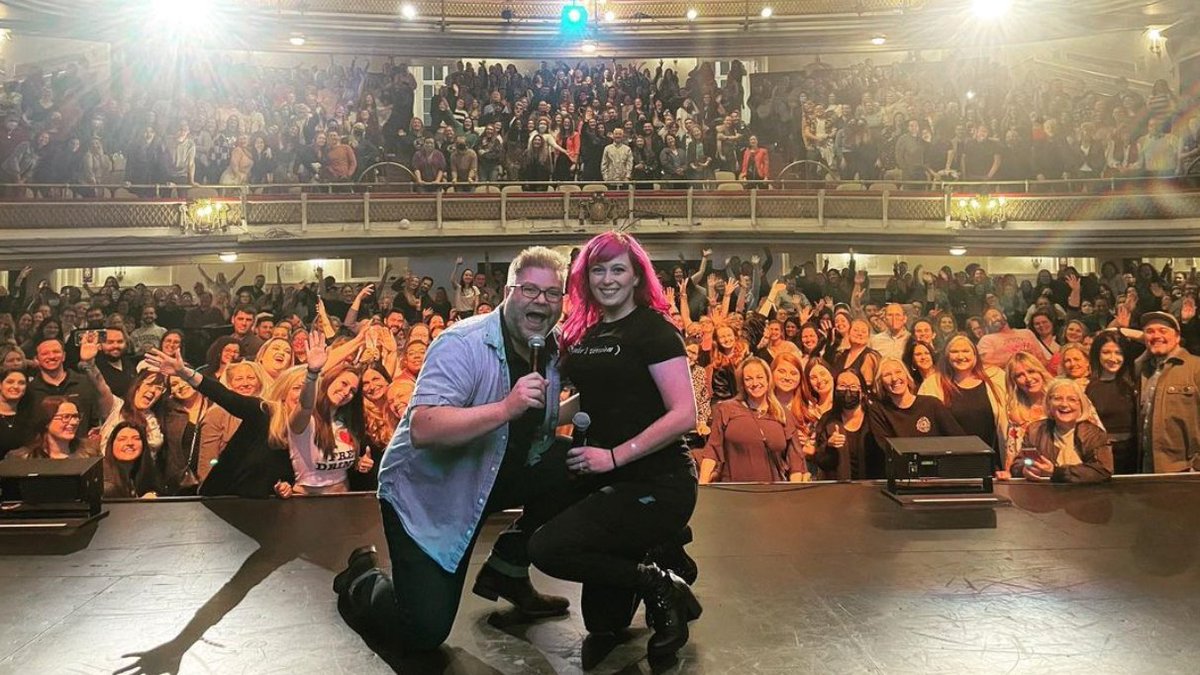 TrueCrimeObsess's tweet photo. .@The_Wilbur, you never disappoint!!! @patrickhinds and @GillianWithaG posed alongside their gorgeous, gorgeous crowd in Boston last weekend at #TCOLive!! If you were there, drop your favorite moment from the show below. π https://t.co/4WlI8TBxN4
