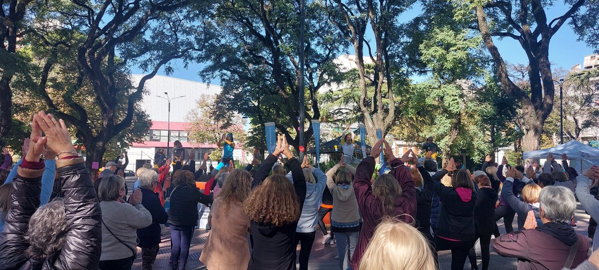 DeportesBA's tweet photo. El #BACamina va llegando a su fin y para la última parte de la jornada llegó el turno de la clase de #Yoga. https://t.co/4NyTVtZTnZ