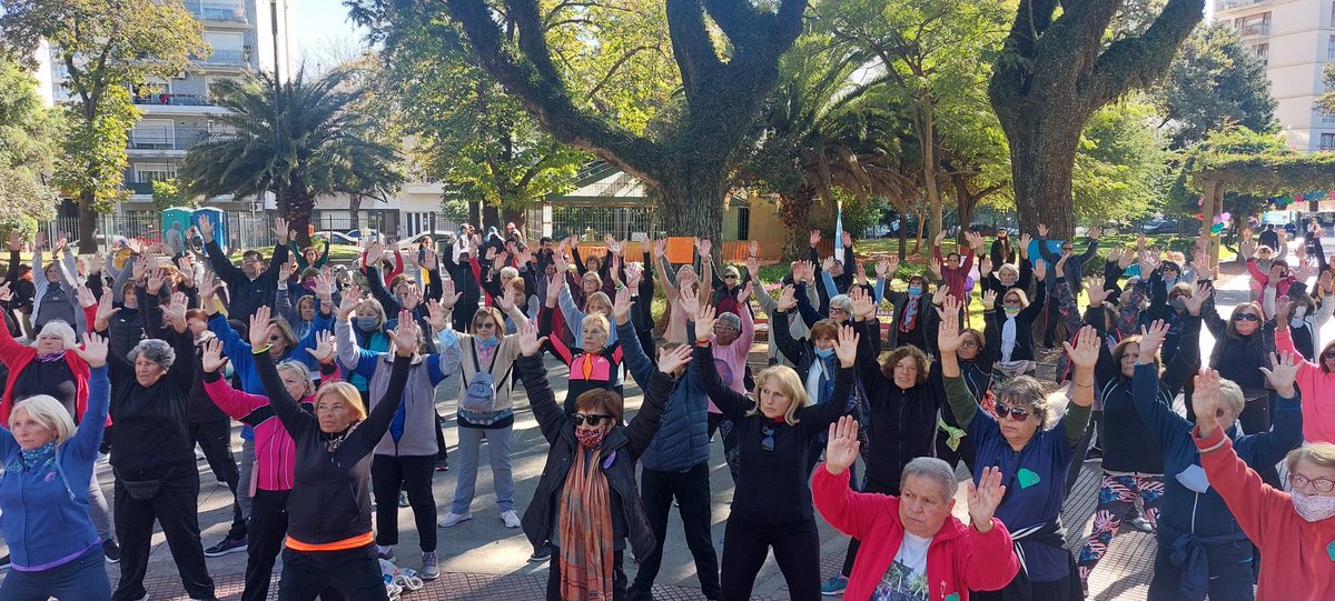 DeportesBA's tweet photo. El #BACamina va llegando a su fin y para la última parte de la jornada llegó el turno de la clase de #Yoga. https://t.co/4NyTVtZTnZ