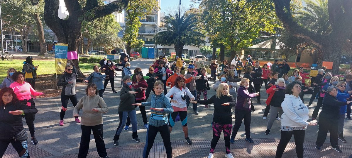 DeportesBA's tweet photo. El #BACamina va llegando a su fin y para la última parte de la jornada llegó el turno de la clase de #Yoga. https://t.co/4NyTVtZTnZ