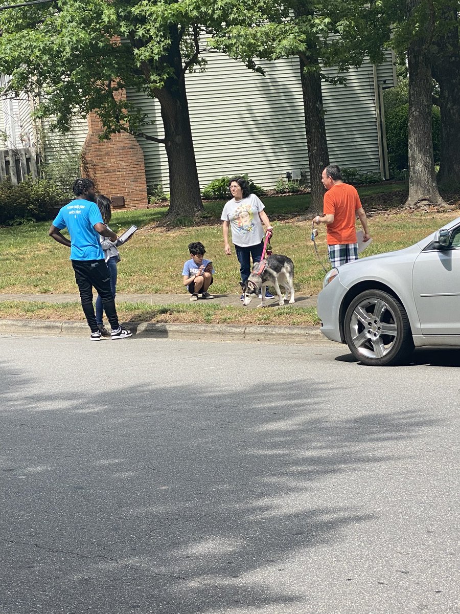ChefBoyarrRob's tweet photo. Another successful day hosting Pop up events for #CrownJules. TheLake, Mooresville, and Concord Mills all teaming up to get the community switched over to the faster internet! ๐ฅ๐ช๐ฝ #LifeAtAtt #FiberSquad #WeInTheseStreets #AndNOCalilAndChesterAreNOTBrothers ๐๐๐๐ https://t.co/40iR6b4mOL