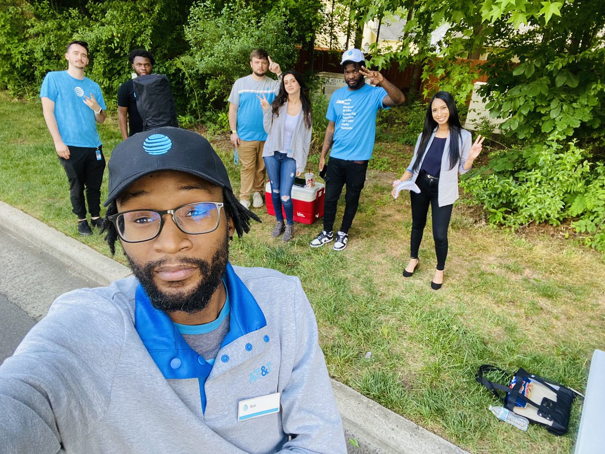 ChefBoyarrRob's tweet photo. Another successful day hosting Pop up events for #CrownJules. TheLake, Mooresville, and Concord Mills all teaming up to get the community switched over to the faster internet! ๐ฅ๐ช๐ฝ #LifeAtAtt #FiberSquad #WeInTheseStreets #AndNOCalilAndChesterAreNOTBrothers ๐๐๐๐ https://t.co/40iR6b4mOL