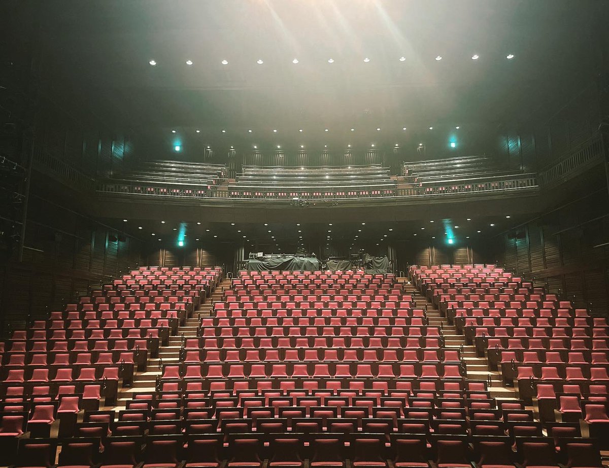 kendrum55's tweet photo. 改めまして、#theparlor 兵庫県立芸術文化センター中ホールで大千穐楽、無事終了しました！

桑原まこボス始め穏やかで心地よいバンドメンバーのおかげで(自分最年長😅)集中しつつ丁寧に楽しく演奏させてもらえました。

あ、最後の写真はベースの二見くんがいーカメラでえー感じに撮ってくれました！ https://t.co/EcscY0egkZ