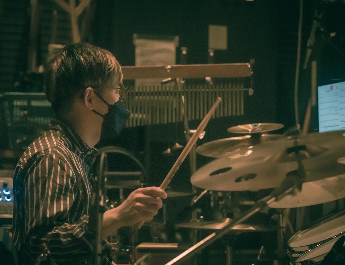 kendrum55's tweet photo. 改めまして、#theparlor 兵庫県立芸術文化センター中ホールで大千穐楽、無事終了しました！

桑原まこボス始め穏やかで心地よいバンドメンバーのおかげで(自分最年長😅)集中しつつ丁寧に楽しく演奏させてもらえました。

あ、最後の写真はベースの二見くんがいーカメラでえー感じに撮ってくれました！ https://t.co/EcscY0egkZ