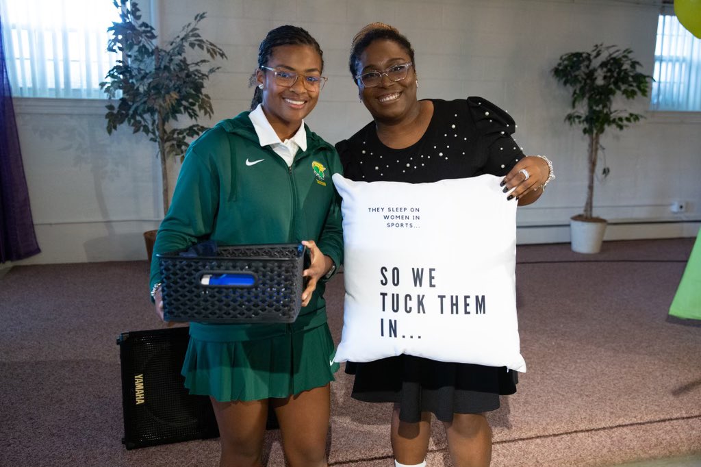 SimplySprtyChic's tweet photo. Still buzzing from celebrating our youth on yesterday at ‘The Grand Slam.’ We honored their many accomplishments within their church, classroom & community. Special thanks to our speaker, @niya_grant.
#MissionsMatter #YouthAwards #WHOMS #TransformativeService #AMEZion #AMEZMA https://t.co/D4vdCMoueA
