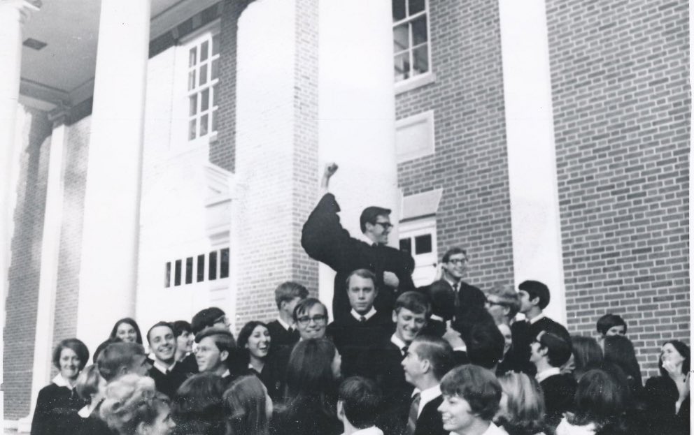 IC_Archives's tweet photo. Congratulations to the #IllinoisCollege Class of 2022! 🎉🎓🎉

Photo: Celebratory moment on the Hilltop, 1968. https://t.co/a64qUZe13S