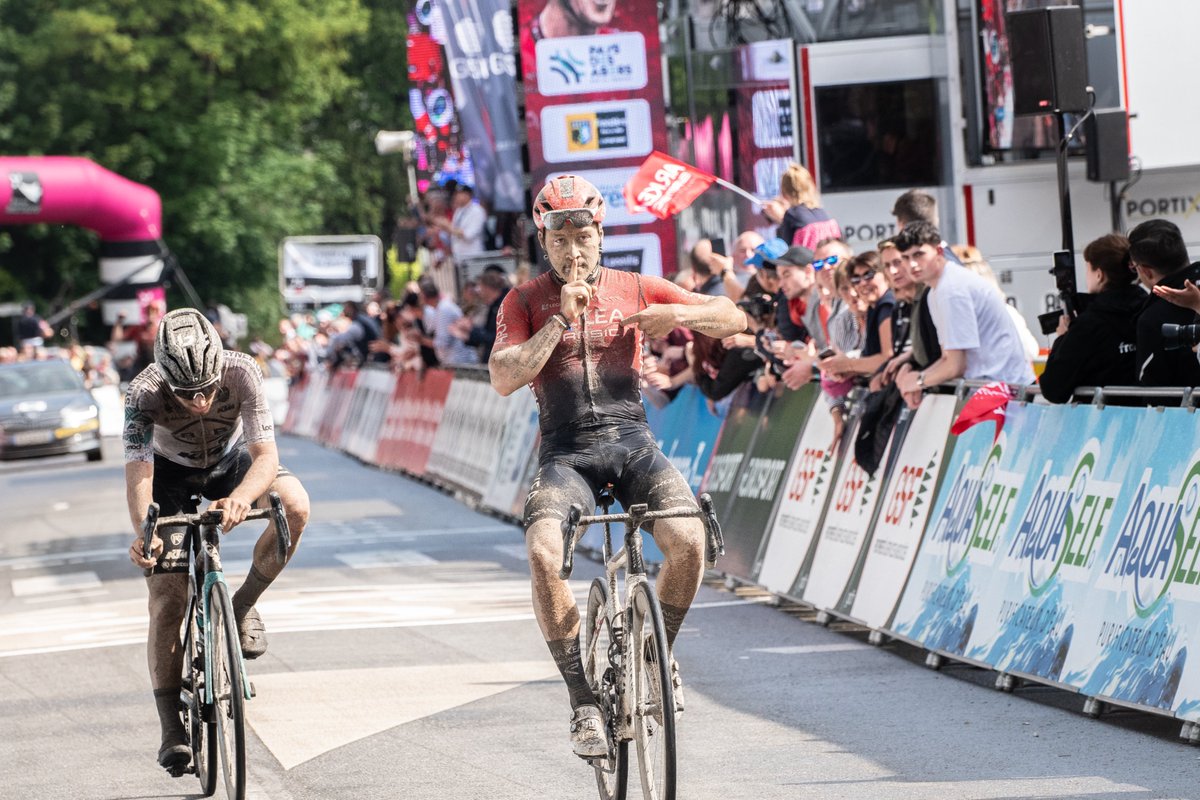 Le titre reste à la maison ! 😱
Hugo Hofstetter remporte le Tro Bro Leon ! 😍

𝑪𝒍𝒂𝒔𝒔𝒊𝒒𝒖𝒆𝒔 𝑩𝒓𝒆𝒕𝒐𝒏𝒏𝒆𝒔
#emojibzh | #bzh