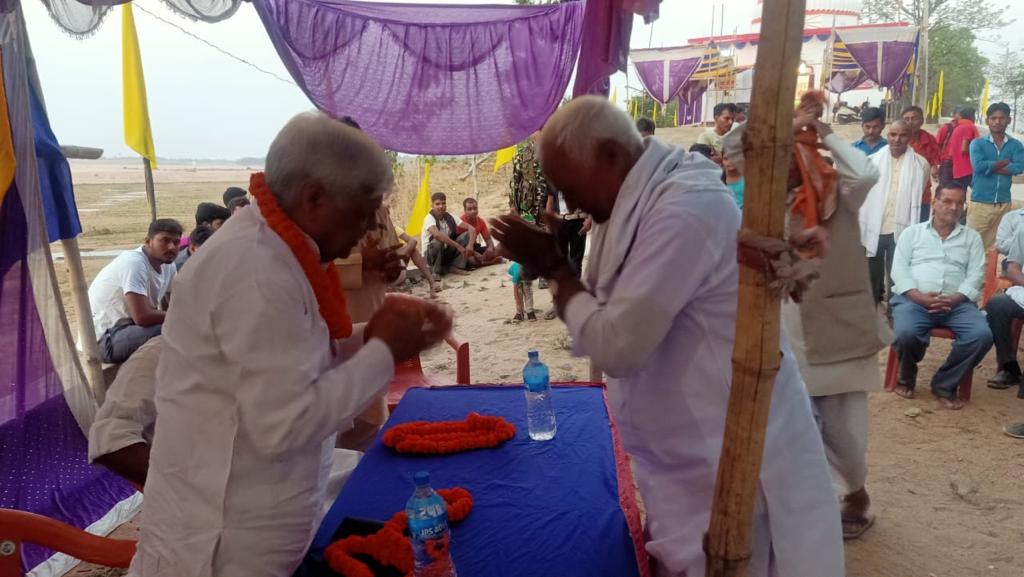 vishnumppalamu's tweet photo. आज पलामू संसदीय क्षेत्र के अंतर्गत सदर प्रखंड मेदिनीनगर के ग्राम बड़कागांव स्थित अमानत नदी के तट पर नवनिर्मित सूर्य मंदिर के प्राण प्रतिष्ठा के पूर्व संध्या पर आयोजित कार्यक्रम में पहुंचा और सूर्य मंदिर में आशिर्वाद प्राप्त किया।
@narendramodi 
@blsanthosh https://t.co/bTU5A4HjBs