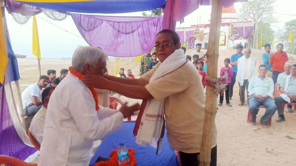vishnumppalamu's tweet photo. आज पलामू संसदीय क्षेत्र के अंतर्गत सदर प्रखंड मेदिनीनगर के ग्राम बड़कागांव स्थित अमानत नदी के तट पर नवनिर्मित सूर्य मंदिर के प्राण प्रतिष्ठा के पूर्व संध्या पर आयोजित कार्यक्रम में पहुंचा और सूर्य मंदिर में आशिर्वाद प्राप्त किया।
@narendramodi 
@blsanthosh https://t.co/bTU5A4HjBs