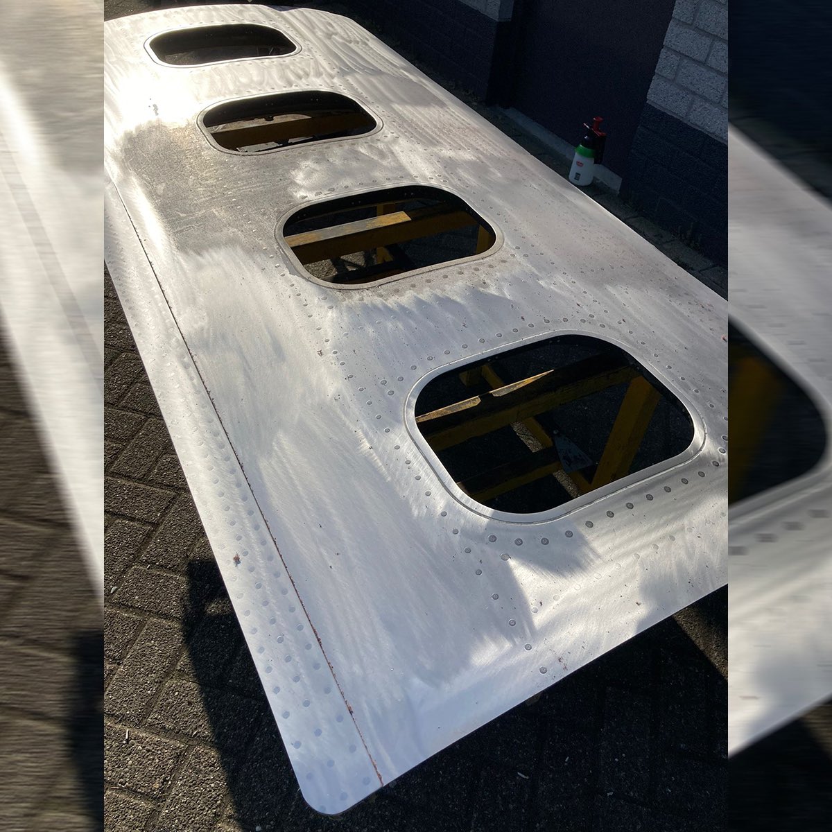 Work in progress on a window section of a Boeing 737. Being mirror polished before it is off to Italy soon to adorn a doctor's office. 🇮🇹 

blackbird-aviation.com/kaeve/

Follow us on Twitter to keep up to date.

#kaeveuden #mancave #aviation #upcycling #upcycle #polished #boeing737