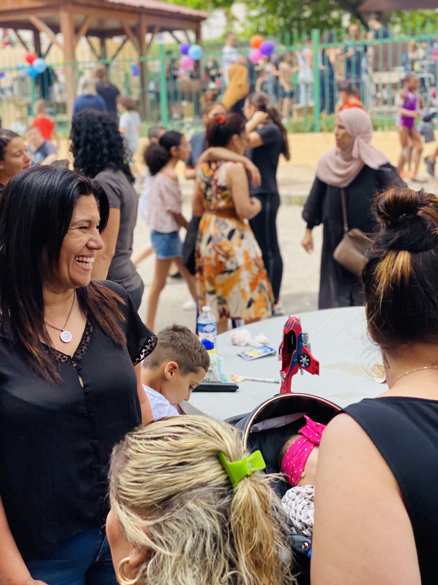 SamiaGhali's tweet photo. A la Castellane, aux côtés des associations avec qui nous nous mobilisons tout au long de l’année pour apporter aux familles ces moments de partage si essentiels 

Bravo à Manu et ceux qui s’engagent et qui donnent de leur temps et de leur énergie pour faire le bien autour d’eux https://t.co/TfUtGyM5b6