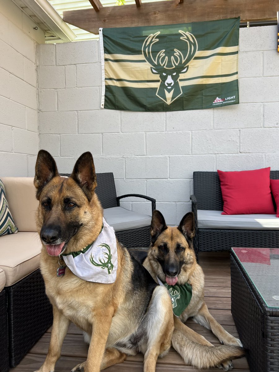 JordanRadler's tweet photo. Bucks in 7! 

🦌🦌🦌 https://t.co/WRbOkFdRez