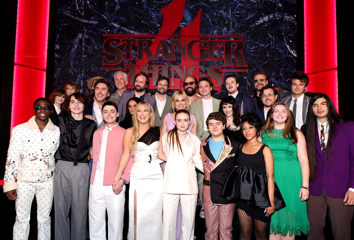 StrangerNews11's tweet photo. Best Cast Ever. ❤️📺👽✨ #StrangerThings4 https://t.co/5KPHzrSwv2