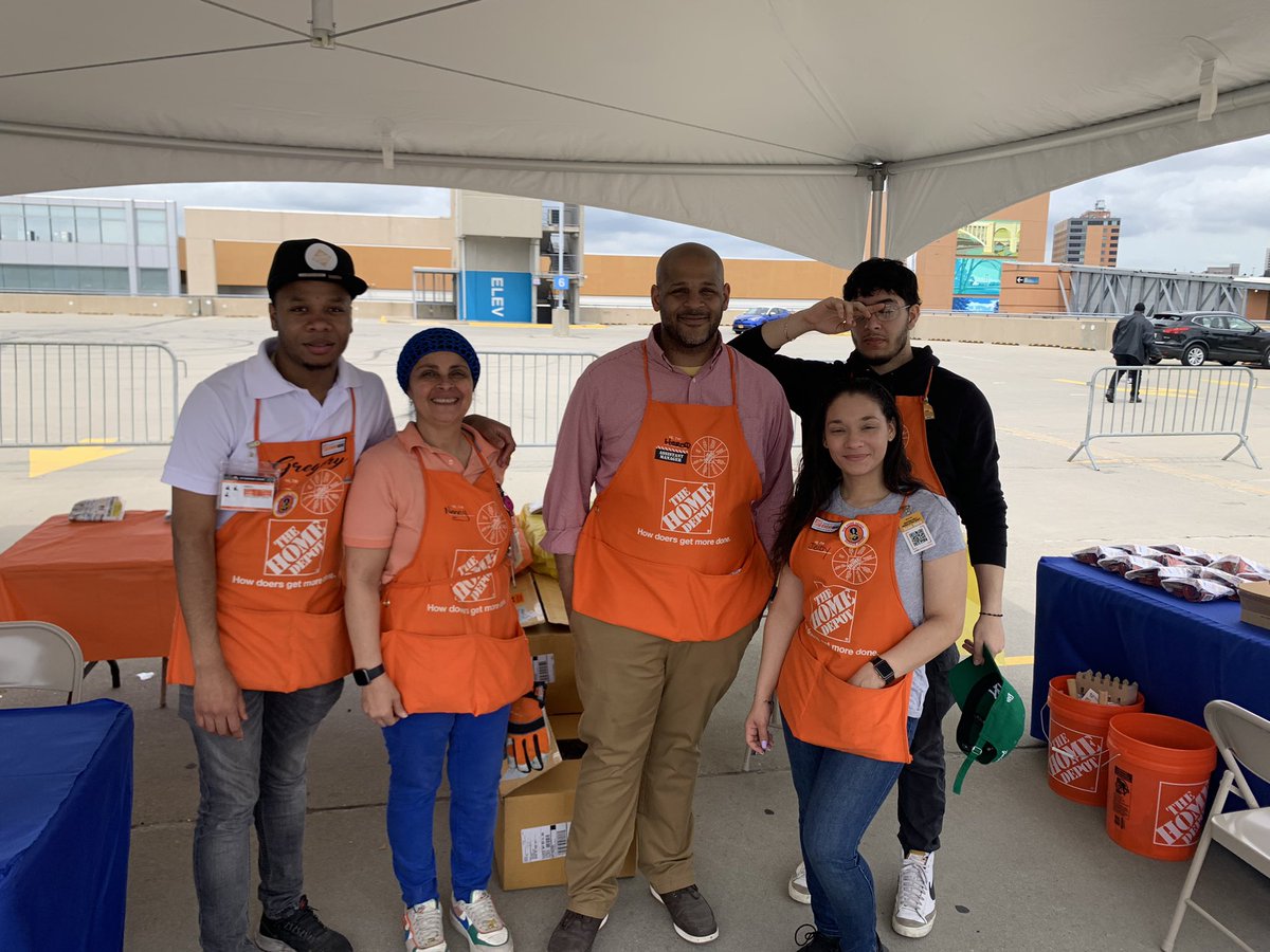 gonzobxny's tweet photo. What a week in 6891 BTM giving back to our community. What a joy celebrating law enforcement week with our amazing Bronx special task force and then our kids workshop as part of the malls kids day. Thank you to all the associates that participated. @paul_ganz https://t.co/U6gKNQqShB