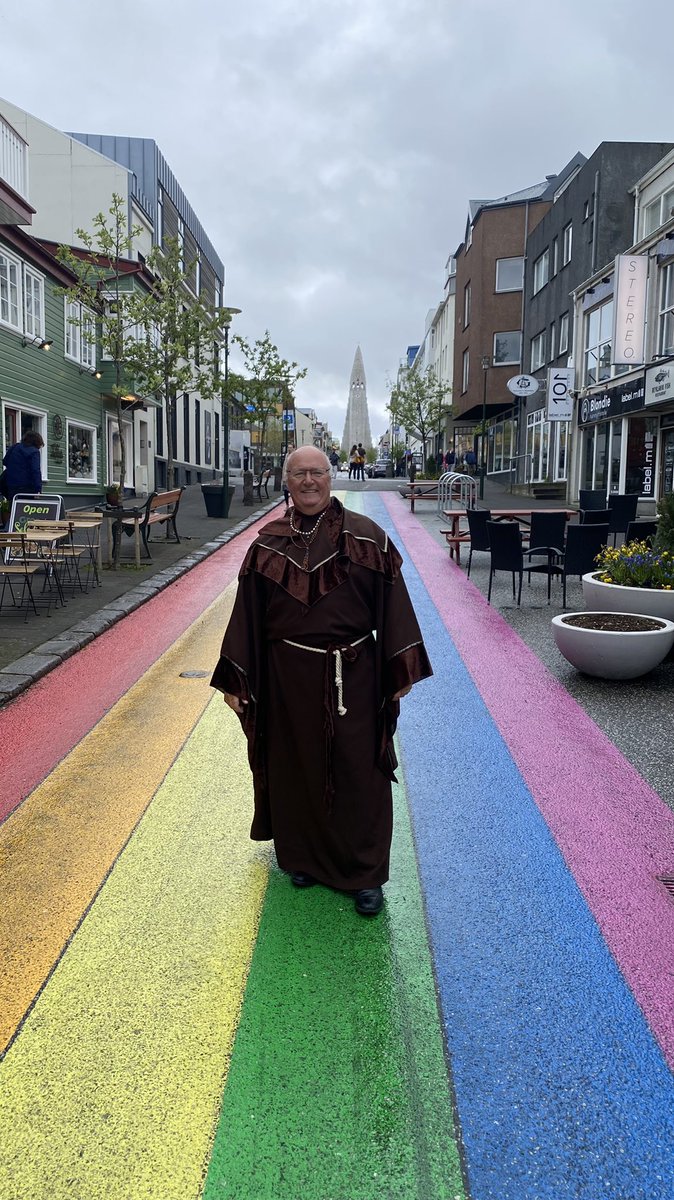 MaxSingularity's tweet photo. Sunday morning walk of contemplation and balance through the wonderful streets of #Reykjavik post #evefanfest       

The #spacepope making new friends with every step. Speaking the gospel of the #SixthEmpire and the promise of New Eden. https://t.co/Y3bkvb1IGP
