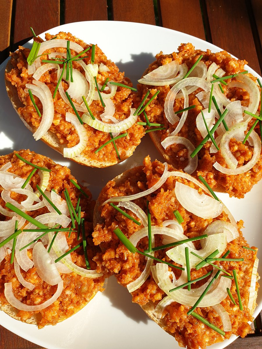 Muschkepi's tweet photo. Heute zum ersten Mal veganes Hack ausprobiert 🔝  
Haptik und Optik ist der Wahnsinn. Nur an der Würzung muss ich noch etwas feilen. Ist etwas spicy geworden 🌶
#goVegan https://t.co/4GMApscoPI