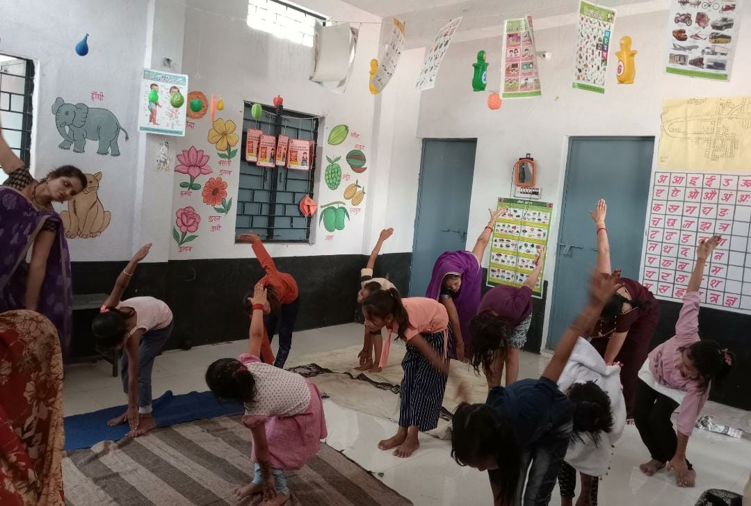NISHTHA_CPHC's tweet photo. A glimpse from the peaceful #yoga session as Community Health Officer from HWC Nimarkhedi, #MadhyaPradesh instruct #Asans to the community members 🧘♀️🧘♂️
@ABHWC_MP @healthminmp @usaid_india @AyushmanHWCs @Jhpiego https://t.co/epS5XyJcXk