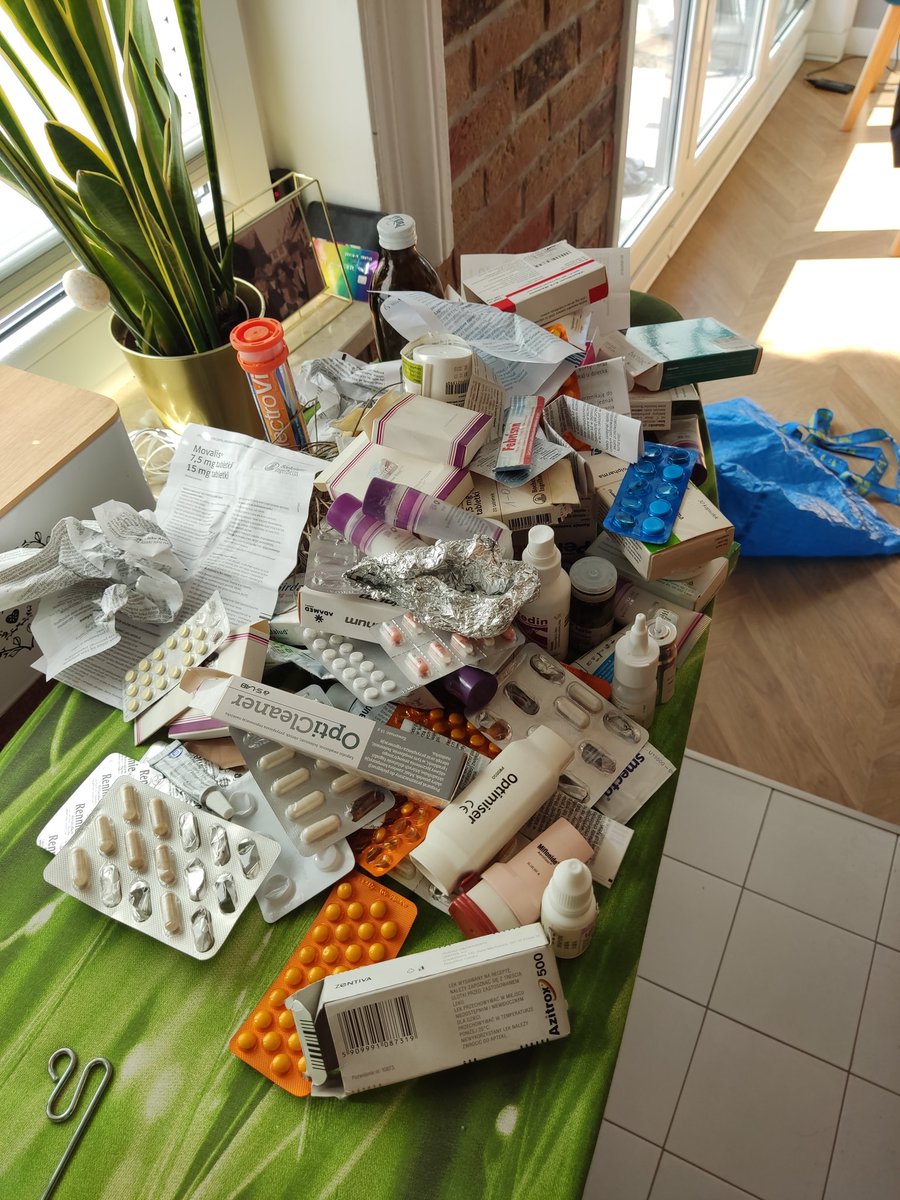 M1rawski's tweet photo. Sprzątam całe mieszkanie i naszła mnie ochota zobaczyć daty ważności leków i mam takie wow ile tego jest do wyrzucenia bo data ważności się skończyła https://t.co/0vBbBUmv0Z