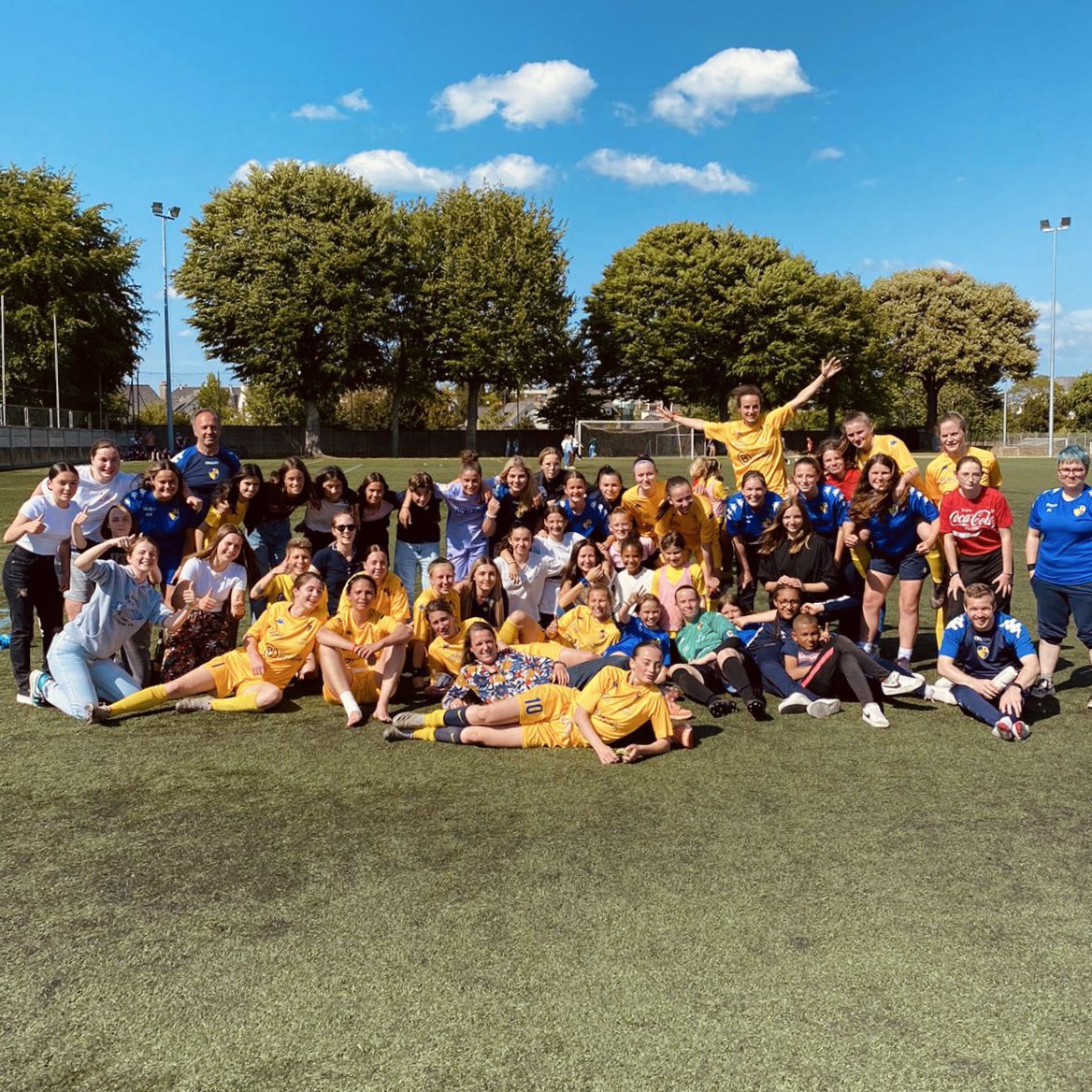 StadeBriochin's tweet photo. 📸 La joie des 2 équipes féminines après une saison ÉNORME !

Félicitations à l’ensemble des joueuses et staffs du #StadeBriochin ! 
👏🏻🟡🔵

#golestade https://t.co/pyRoZOTbBW