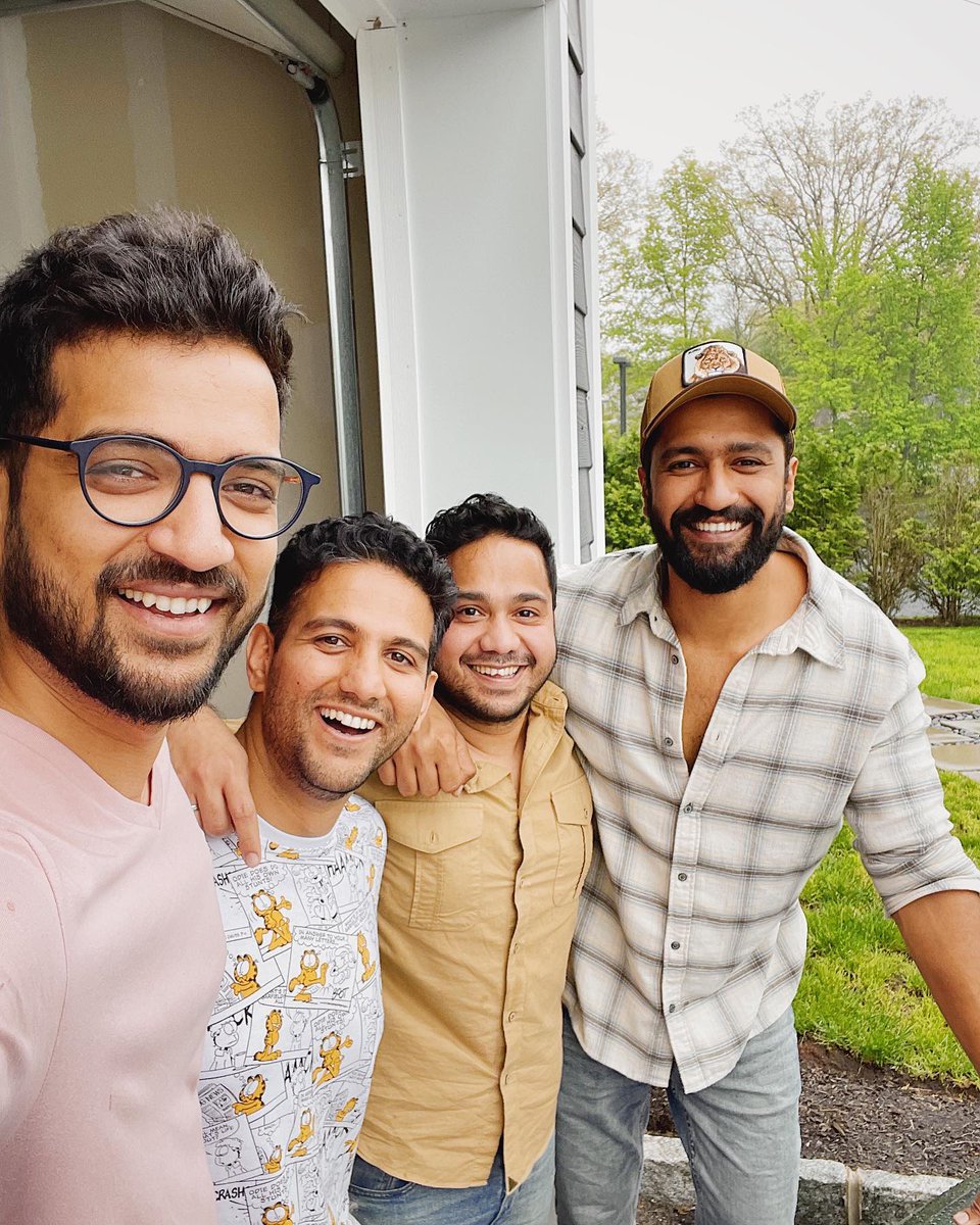_rupsu_'s tweet photo. #VickyKaushal spending quality times with his Engineering Friends 🤩🙌🏻

#VickyKaushal #vickykaushal09 #HappyBirthdayVickyKaushal https://t.co/YFOwqFuVIW