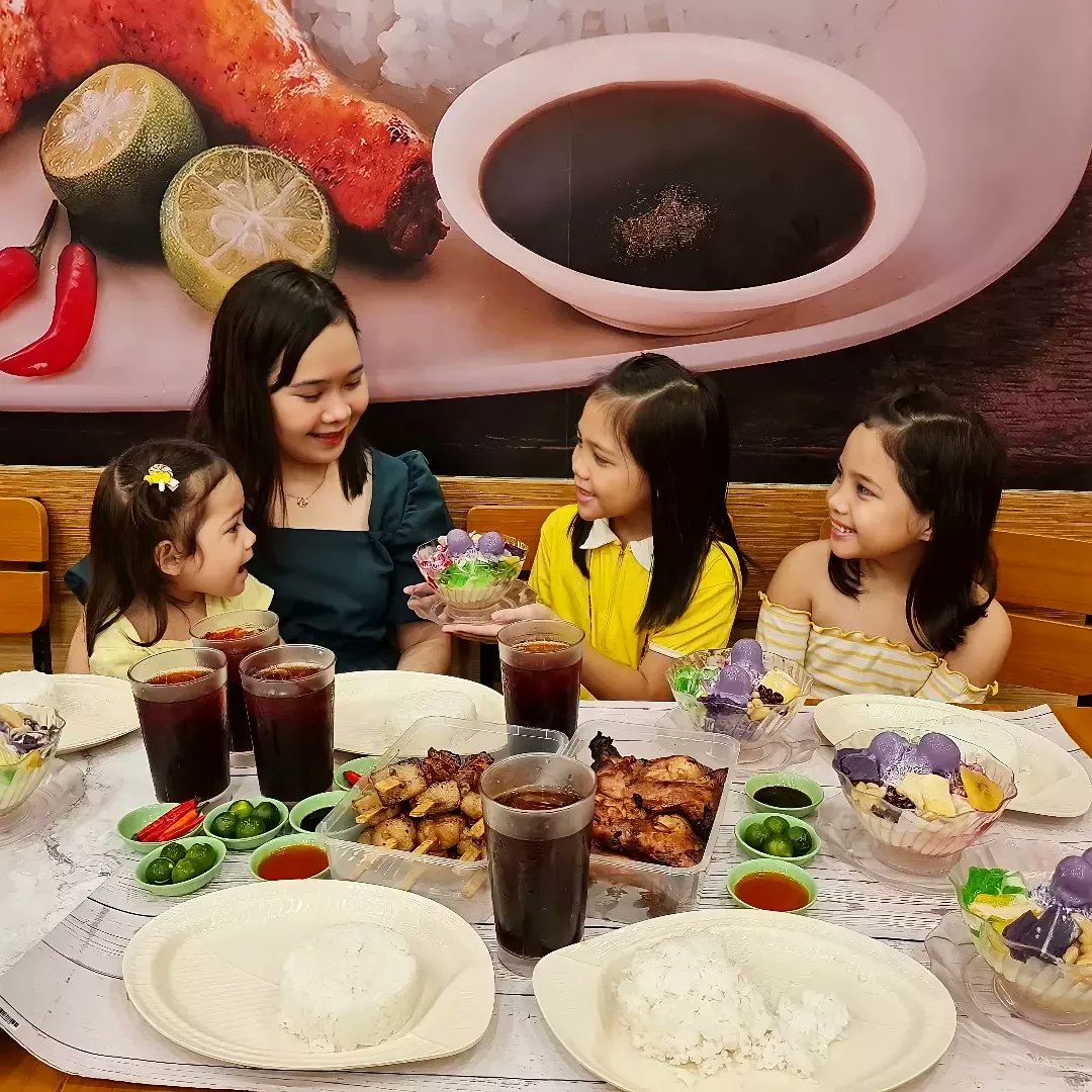 MommaBrenx's tweet photo. Celebrating #InternationalDayofFamilies with @iammanginasal 💚

Wala nang mas mas sasaya pa, kapag buo at sama samang kumakain ang pamilya 👨‍👩‍👧‍👧💚 at syempre dahil #ILoveMangInasal

#SummerSarapAtMangInasal https://t.co/0dDslNmSbu