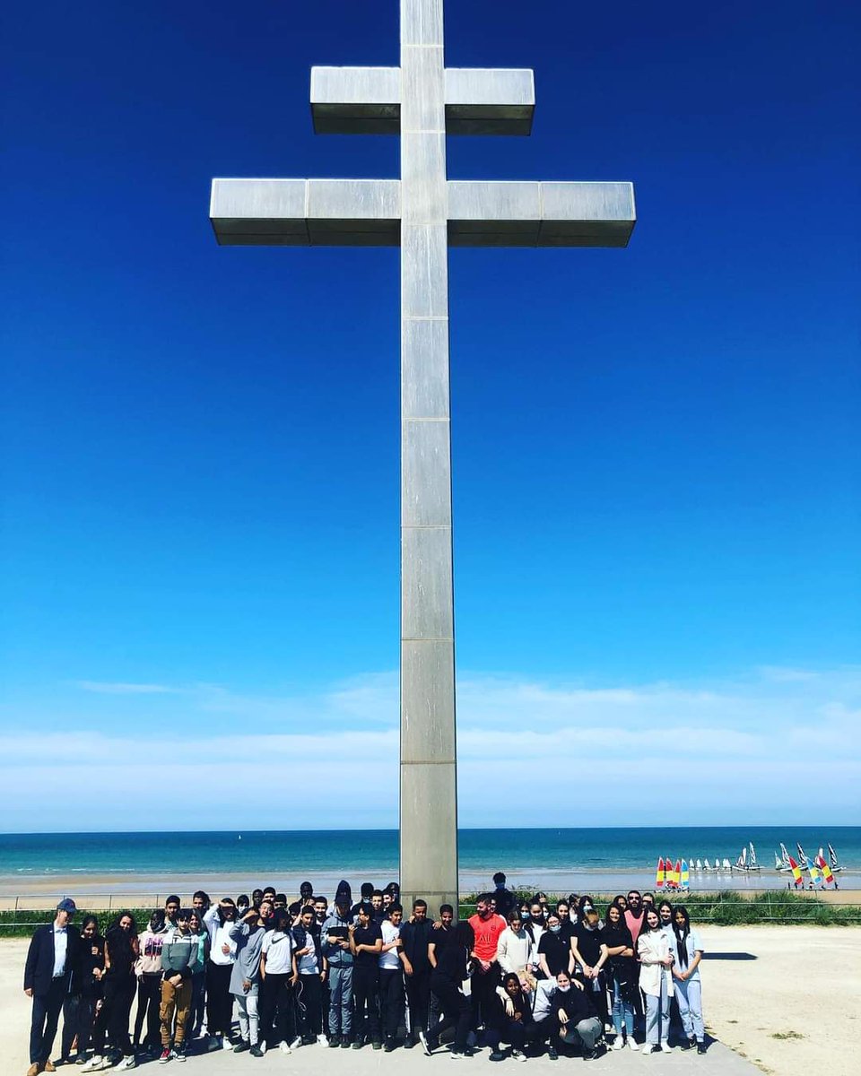 BAYARDChris's tweet photo. Sortie pédagogique sur les plages du Débarquement pour les élèves de 3e du @CollegelouiseM 
Une leçon d'histoire grandeur nature pour ne jamais oublier.
#dday #Normandie #hommage #memoire #citoyennete https://t.co/fkADU6odIO