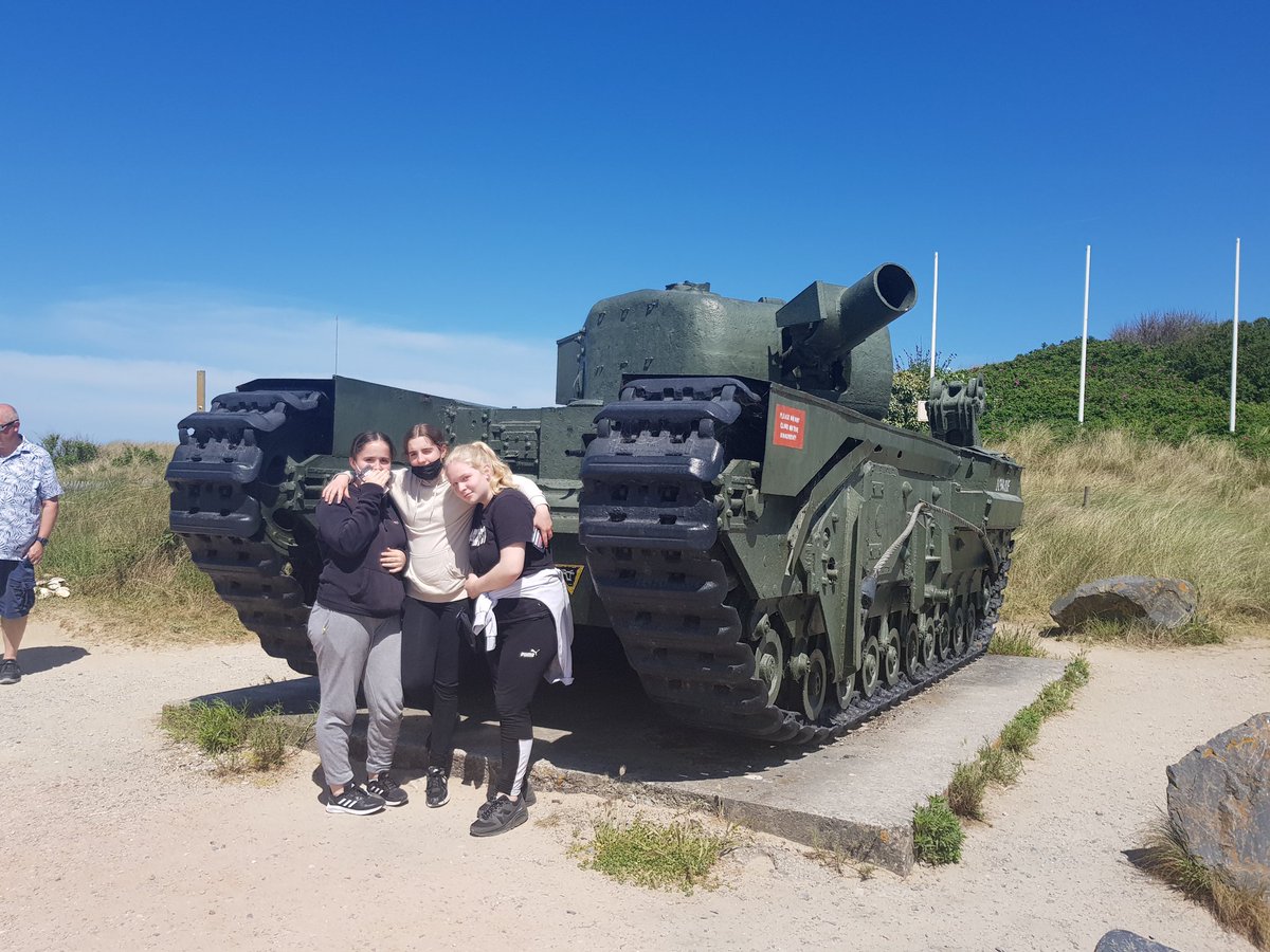 Sortie pédagogique sur les plages du Débarquement pour les élèves de 3e du <a href="/CollegelouiseM/">REP+ Louise Michel</a> 
Une leçon d'histoire grandeur nature pour ne jamais oublier.
#dday #Normandie #hommage #memoire #citoyennete